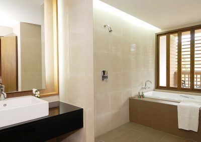 grand-deluxe-bathroom-2